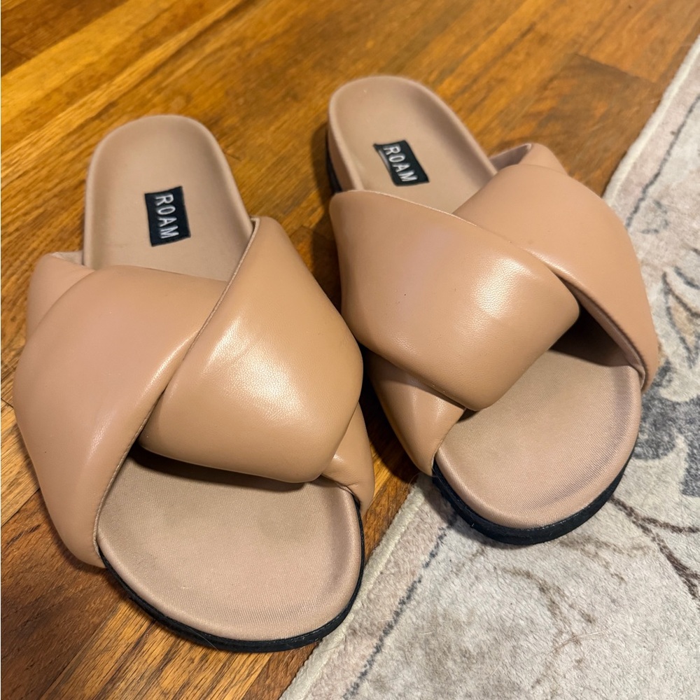 ROAM Women's Beige Puffy Slides